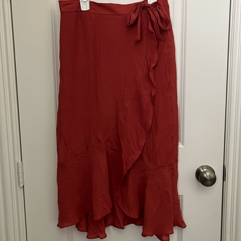 Cute skirt with tie on the side.